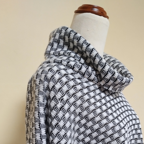 Black and white poncho - Picture 3 of 5